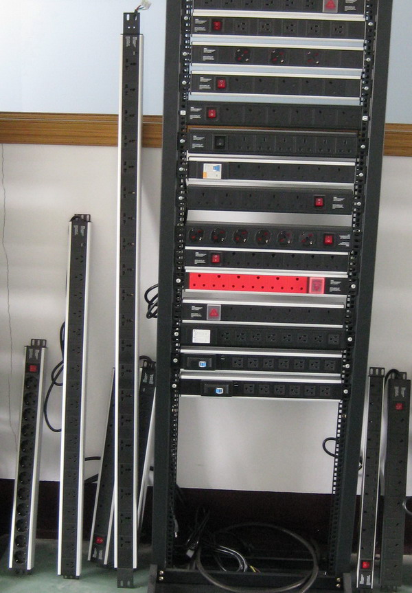 Horizontal PDU socket